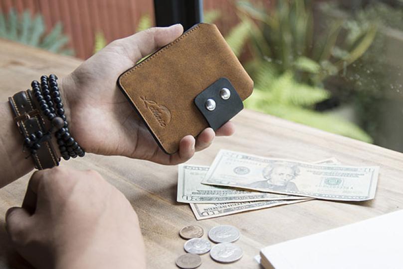 How to Match the Color of Your Handbag With an Outfit